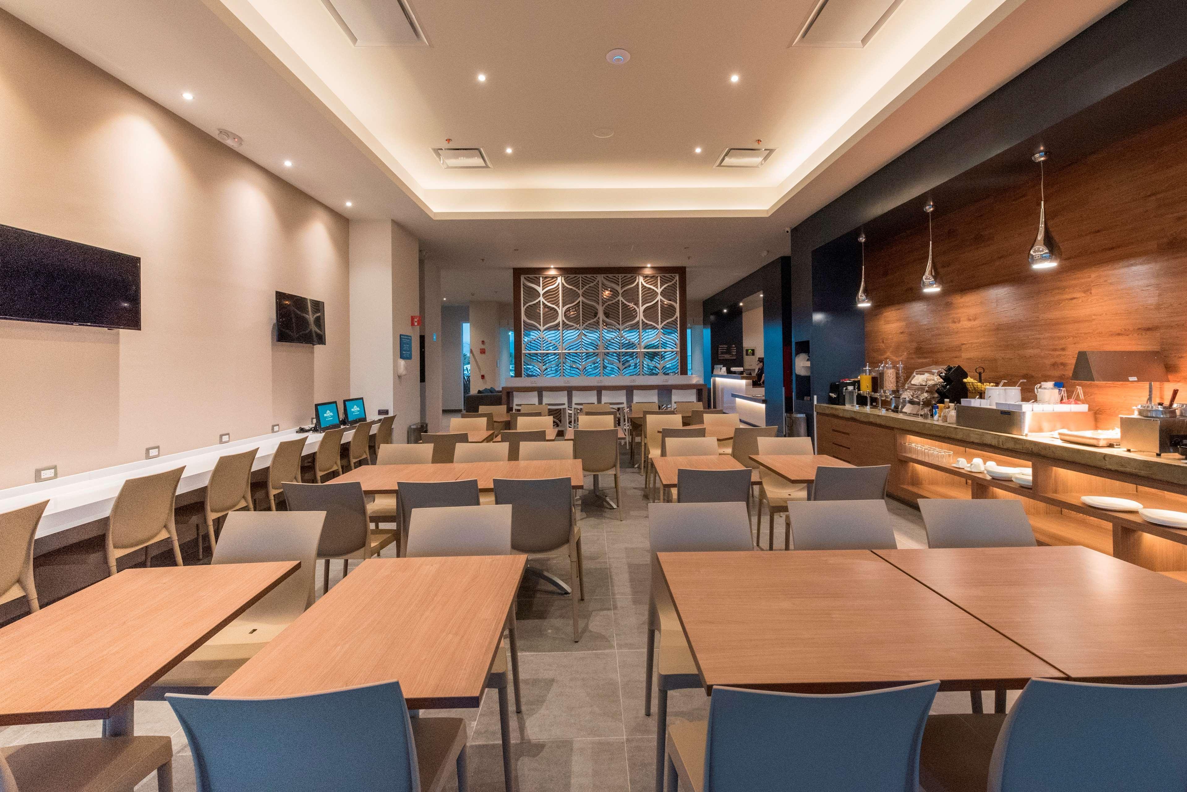 Microtel Inn & Suites By Wyndham San Luis Potosi Exterior photo